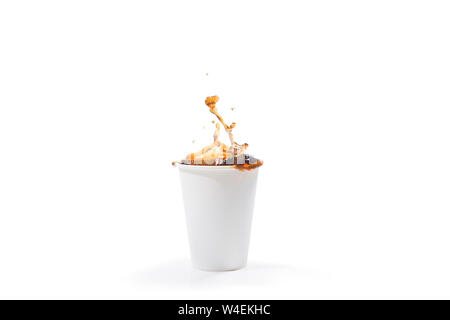 Styroporbecher mit Kaffee spritzt isoliert auf weißem Hintergrund Stockfoto