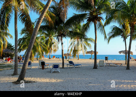 Playa Ancon, schöner Strand in der Nähe von Trinidad in Kuba. Sonnenuntergang auf der Halbinsel im Süden der Insel in der Karibik. Stockfoto