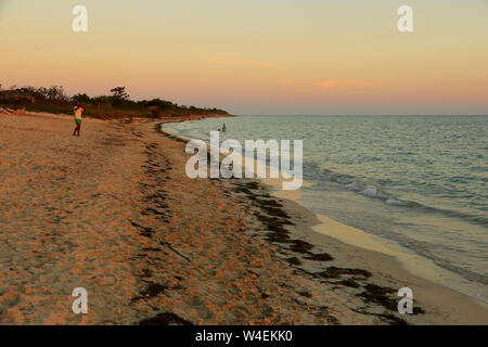 Playa Ancon, schöner Strand in der Nähe von Trinidad in Kuba. Sonnenuntergang auf der Halbinsel im Süden der Insel in der Karibik. Stockfoto