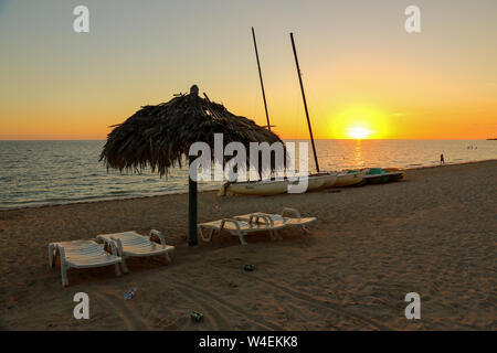 Playa Ancon, schöner Strand in der Nähe von Trinidad in Kuba. Sonnenuntergang auf der Halbinsel im Süden der Insel in der Karibik. Stockfoto