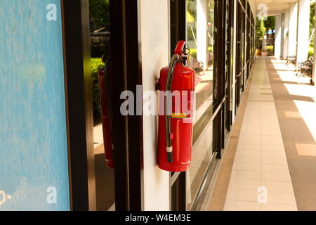 Nahaufnahme der Feuerlöscher an der Wand eines Gebäudes, Sicherheitskonzept Stockfoto