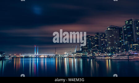 Bolte Bridge in Melbourne die Beleuchtung der Himmel wie Bat-Symbol. Eine Ansicht vom Hafengebiet Docklands, Melbourne, Australien Stockfoto