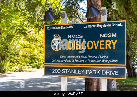 Schild zur Royal Canadian Navy HMCS Discovery Base am Eingang am Stanley Park Drive 1200 im Hafen von Vancouver. Stockfoto