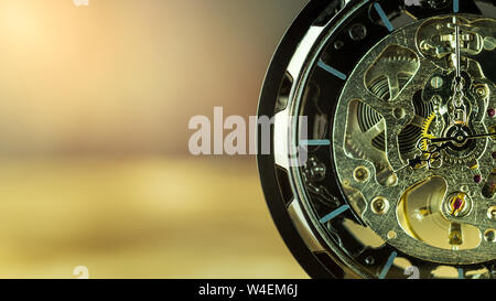 Closeup Taschenuhr auf Tisch und Sonnenlicht. Um 8.00 Uhr morgens. Konzept der heute mit der Arbeit beginnen. Stockfoto