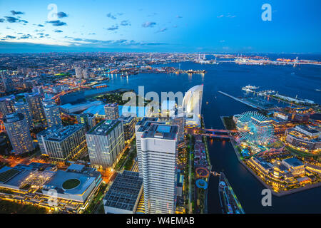 Luftaufnahme von Yokohama in Japan bei Nacht Stockfoto