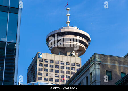 Das berühmte Habour Centre und der Vancouver Lookout, gesehen von der Straße in der Innenstadt von Vancouver, BC an klaren Frühlingstag. Stockfoto