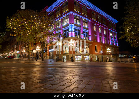 Ecke des Wassers St. und Cambie St. In der Innenstadt von Vancouver, BC., mit Blick auf die weltberühmte Gastown Steam Clock bei Nacht. Stockfoto