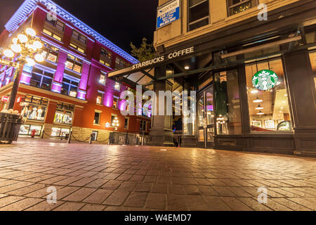 Starbucks Coffee Shop an der Ecke Wasser St. und Cambie St. in Gastown, Downtown Vancouver, BC in der Nacht. Stockfoto