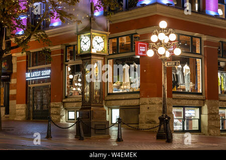 Welt-berühmten gastown Steam Clock auf Wasser St. und Cambie St. In der Innenstadt von Vancouver, BC in der Nacht leuchten. Stockfoto