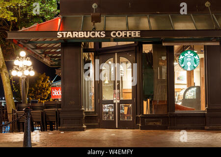 Eingang der Starbucks Coffee Shop in Gastown, Downtown Vancouver, BC glühen in der Nacht. Stockfoto