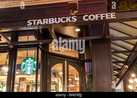 Starbucks Coffee Shop in Gastown, Downtown Vancouver, BC in der Nacht. Stockfoto