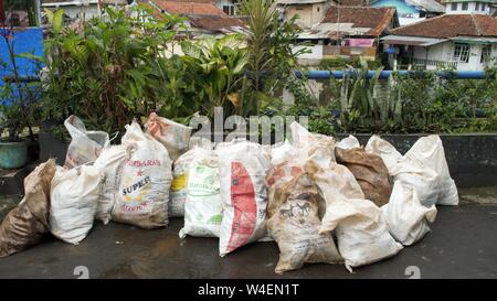 Bogor, West Java, Indonesien - Juli 2019: Pack von Nachbarschaft Papierkorb in Plastiksäcken. Stockfoto