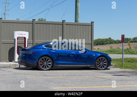 Metallic Blau Tesla Model S geparkt, das Aufladen bei Tesla Kompressor in Port Hope, Ontario. Stockfoto