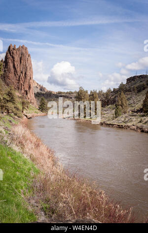 Eine Landschaft von Smith Rock State Park im Zentrum von Oregon, ein kletterparadies, an einem sonnigen Tag. Stockfoto