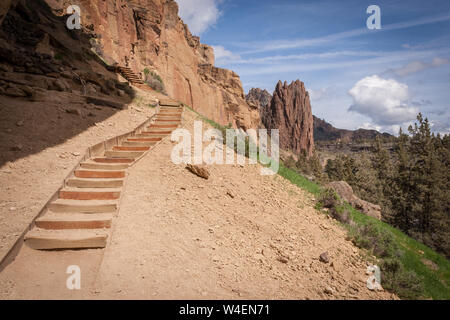 Eine Landschaft von Smith Rock State Park im Zentrum von Oregon, ein kletterparadies, an einem sonnigen Tag. Stockfoto