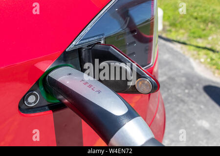 Tesla Kompressor gesehen Netzkabel eingesteckt Tesla Model S, während das Fahrzeug aufladen. Stockfoto