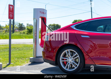 Shining Tesla Model S gesehen während des Ladevorgangs bei Tesla Kompressor entfernt. Stockfoto