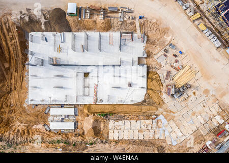 Bau von Beton Fundament des Gebäudes. stricken Ventile für tragende Wände. Antenne Top View Stockfoto