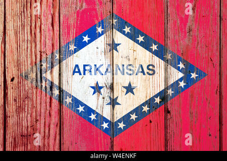 Arkansas US-Flagge auf einem grauen Hintergrund Holzbretter auf dem Tag der Unabhängigkeit in verschiedenen Farben blau rot und gelb. Politische ein Stockfoto