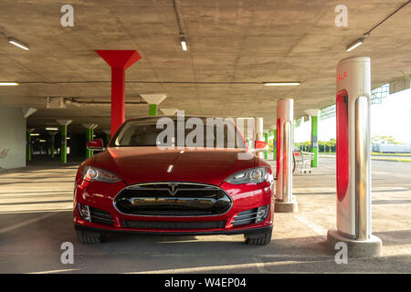 Frontansicht der Roten Tesla Model S Aufladung bei Tesla Kompressor Station in Montreal, Quebec. Stockfoto