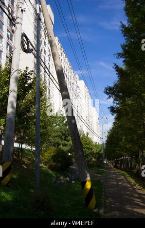 Utility Pole mit Kabel unter blauem Himmel Stockfoto