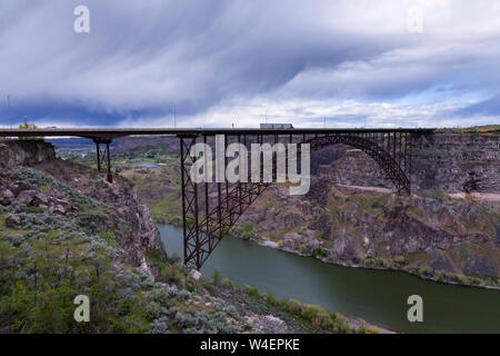 Das I. B. Perrine Bridge trägt uns Autobahn 93 Verkehr über den Snake River Canyon in Twin Falls, ID. Die 1500 Meter lange vierspurige truss Bogen wurde Komp Stockfoto