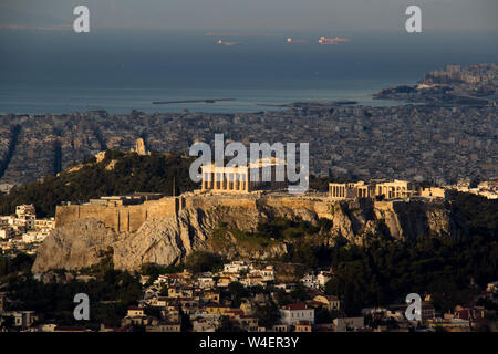 Sonnenaufgang über der Akropolis von Lycabetus Hügel in Athen, Griechenland gesehen. Stockfoto