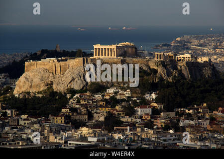 Sonnenaufgang über der Akropolis von Lycabetus Hügel in Athen, Griechenland gesehen. Stockfoto