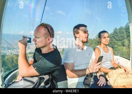 Republik nördlich Skopje, Mazedonien - 24. AUGUST 2018: Besucher genießen die Fahrt mit der Seilbahn bis zum Millennium Kreuz, Berg Vodno. Stockfoto