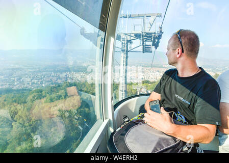 Republik nördlich Skopje, Mazedonien - 24. AUGUST 2018: Besucher genießen die Fahrt mit der Seilbahn bis zum Millennium Kreuz, Berg Vodno. Stockfoto