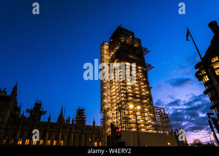 London, UK, 20. März 2018: Das Elizabeth Tower, die Große Uhr und die große Glocke, wie Big Ben, das Wahrzeichen von London bekannt, eingerüstet werden Stockfoto