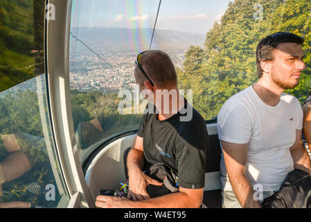 Republik nördlich Skopje, Mazedonien - 24. AUGUST 2018: Besucher genießen die Fahrt mit der Seilbahn bis zum Millennium Kreuz, Berg Vodno. Stockfoto