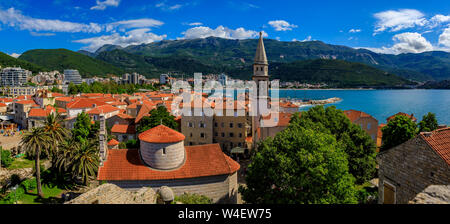 Luftaufnahme von Budva, mittelalterliche Altstadt von der Zitadelle mit der Kirche der Heiligen Dreifaltigkeit und die Adria mit Richard s Head Strand in Montenegro, Balkan Stockfoto