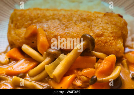 Champignons in cremiger Sauce Curry auf eine knusprige Frühlingsrolle Stockfoto