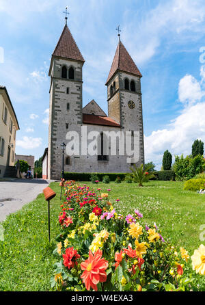 Reichenau-Oberzell, BW/Deutschland - vom 21. Juli 2019: Blick auf die Kirche St. Peter und Paul auf der Insel Reichenau am Bodensee Stockfoto