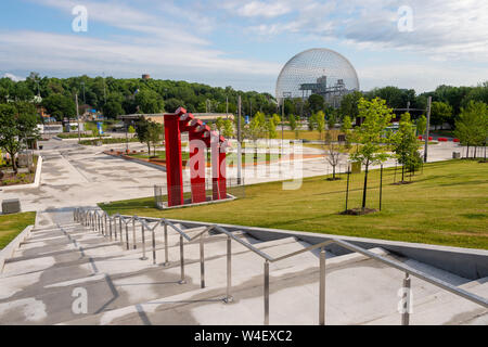 Montreal, Kanada - 21 Juli 2019: Biosphäre und neu renovierten Gehweg in Parc Jean Drapeau Stockfoto