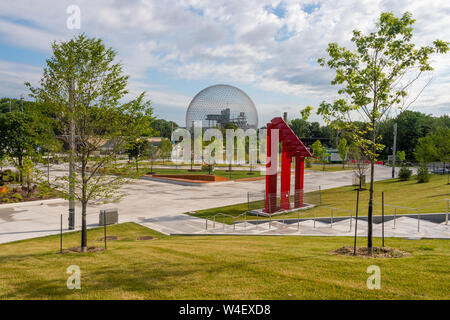 Montreal, Kanada - 21 Juli 2019: Biosphäre und neu renovierten Gehweg in Parc Jean Drapeau Stockfoto