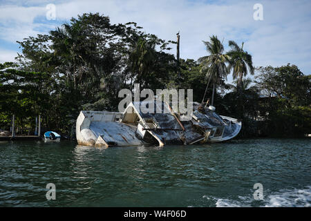 Sinkendes Schiff in einen Fluss Stockfoto