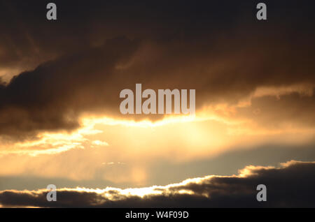 FAHRENHEIT eine Mitte März 2020 Sonnenuntergang Blätter der Himmel über dem Flughafen Newark versengte. Stockfoto