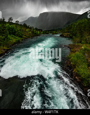 Sommer Dusche Kreuzung Loendalen, Norwegen. Stockfoto