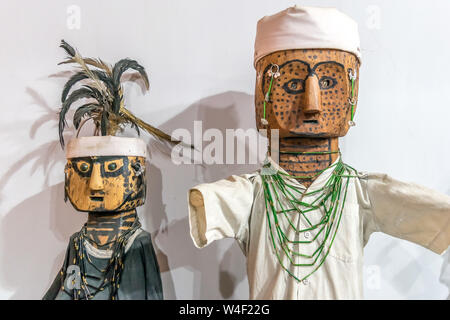 Kleine Handgefertigte und handbemalte Holz- Vintage Pinocchio Marionette Marionette Puppe. Eine brillante Kindheit Charakter und eine wunderbare Vintage Spielzeug. Pret Stockfoto