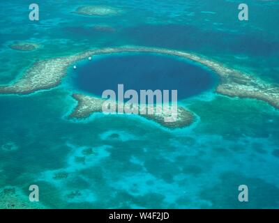 Die große Blue Hole aus der Luft. Lighthouse Reef und Caye/Cay aus Belize Küste. Unterwasser Cenote Höhle eingestürzt. Kalkstein Höhle. Stockfoto