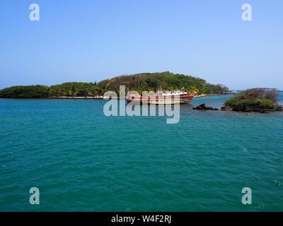 Schiffswrack und Insel Roatan Utila, Bay Islands in der Karibik. Hurrikan Opfer Schiff oder Boot. Stockfoto