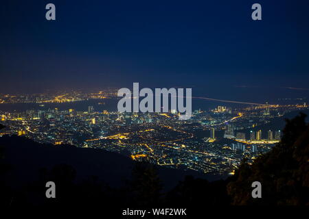 Nachtansicht von Penang in Malaysia von der Oberseite der Penang Hill genommen Stockfoto