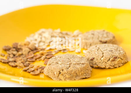 Gesunde süße Nachspeise Snack mit Getreide und Cookies auf ein gelbes Schild. Close Up und selektiven Fokus. Stockfoto