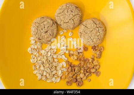 Gesunde süße Nachspeise Snack mit Getreide und Cookies auf ein gelbes Schild. Close Up und selektiven Fokus. Stockfoto