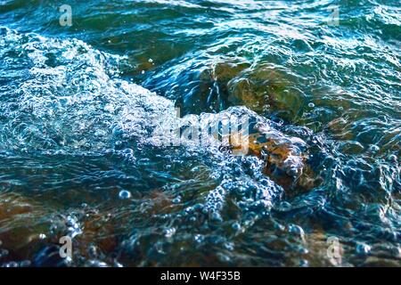 Wildwasser, Spritzer der Fluß über die Felsen mit einem hohen Strom. Stockfoto