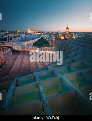 Luftaufnahme von Sevilla und Metrosol Sonnenschirm Sicht (Las Setas) bei Nacht - Sevilla, Andalusien, Spanien Stockfoto