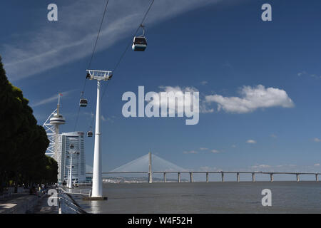 Seilbahnen; Parque das Nacoes; Vasco da Gama Bridge und Tower; Lissabon, Portugal Stockfoto