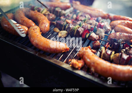 Gegrilltes Fleisch mit Gemüse über der Kohle auf Grill Stockfoto